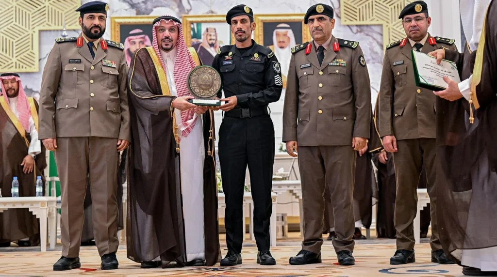 أمير القصيم يكرّم رجل أمن تقديراً لجهوده في إنقاذ حياة آخرين من حريق بعنيزة – أخبار السعودية
