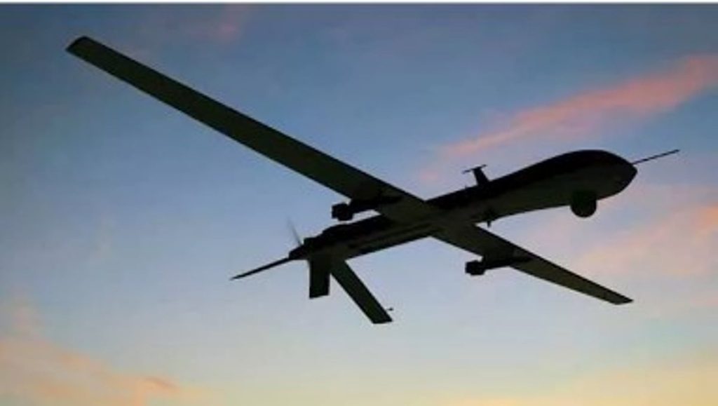 إصابة أربعة أشخاص جراء سقوط شظايا مسيرة إيرانية في البحرين