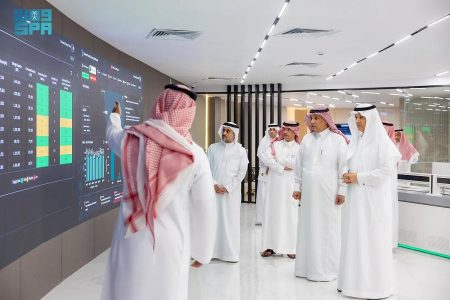 وزير البيئة والمياه والزراعة يتفقد نظام الإنذار المبكر المطور بالهيئة العامة للأمن الغذائي