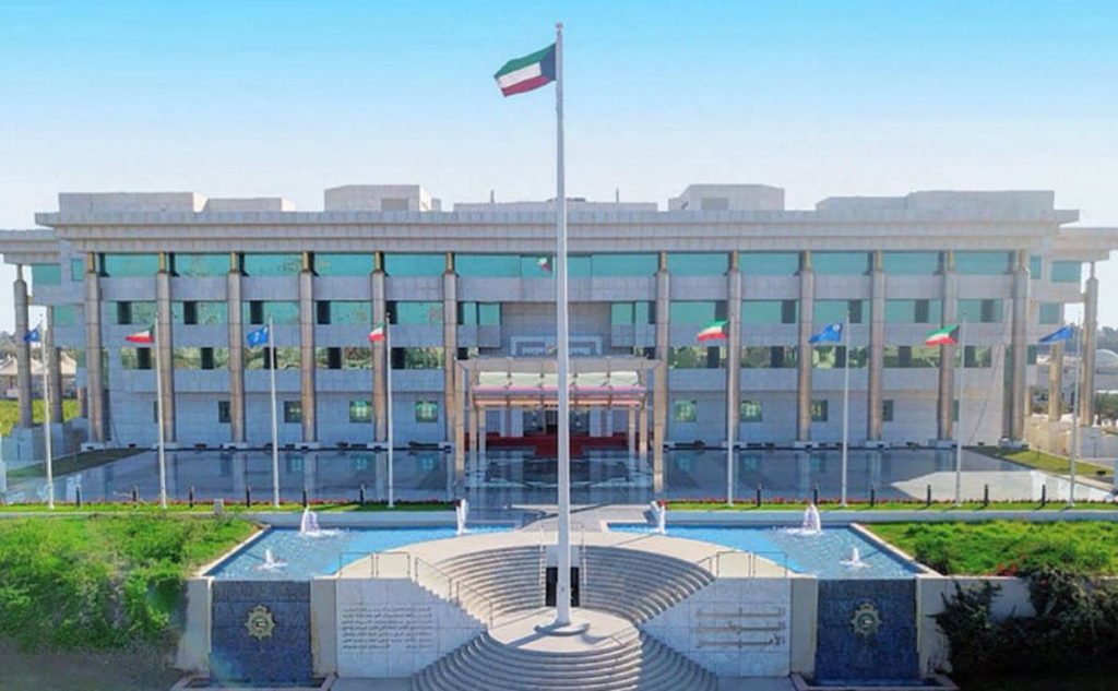 الداخلية الكويتية تطلب من السكان البقاء بمنازلهم من 12 مساءً اليوم ولغاية 6 صباح الغد