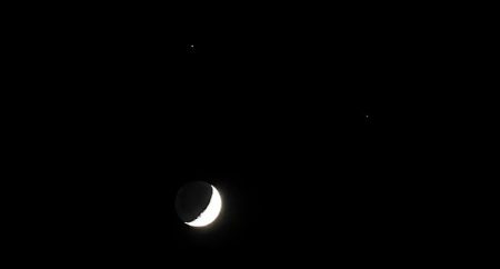 رصد اقتران القمر بنجمي قلب العقرب والنياط 2 في سماء الحدود الشمالية