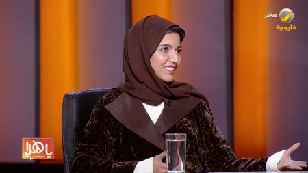 هل يتجدد عقد العمل تلقائيًا؟ محامية تكشف التفاصيل