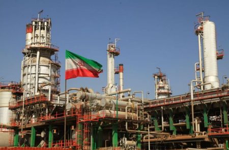 «النفط الإيرانية»: منشآت التكرير والتوزيع يمكن استعادة 80% من طاقتها خلال شهر أو شهرين