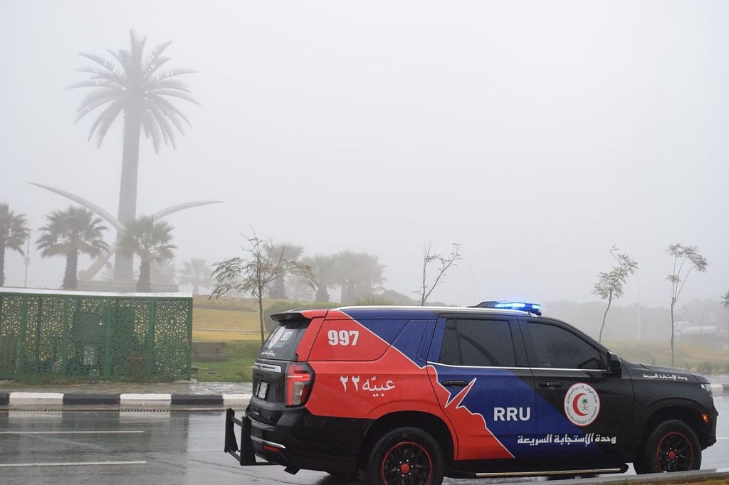 الهلال الأحمر بالباحة يرفع الجاهزية للدرجة القصوى ويكثّف انتشاره الميداني مع استمرار الحالة المطرية والضباب الكثيف