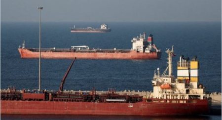 ناقلة نفط خاضعة لعقوبات أمريكية تعبر مضيق هرمز رغم الحصار