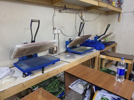 أمانة جدة تضبط أكثر من 3 آلاف قطعة ملابس تحمل علامات تجارية مقلدة بمواقع عشوائية