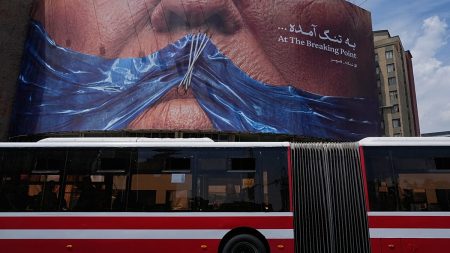 ما الذي كشفه تقرير عن تيار إيراني متشدد يرفض اتفاقًا محتملاً مع واشنطن؟