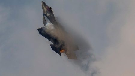 إعلام إيراني: مقاتلة أمريكية من طراز “F-35” أطلقت رمز الطوارئ فوق الخليج