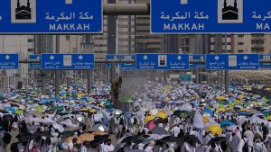 الحجاج يرمون “جمرة العقبة الكبرى” إيذانًا بقرب ختام المناسك