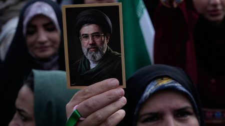 رغم الضغوط الأمريكية.. خامنئي يرفض إخراج اليورانيوم عالي التخصيب من إيران