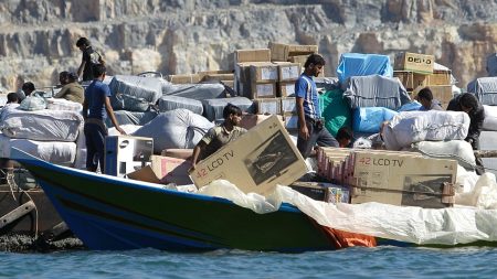 “النيران التهمت السفينة”.. البحارة الهنود يدفعون أثماناً باهظة في حرب الملاحة بمضيق هرمز
