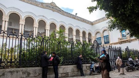 محكمة تونسية تقضي بسجن الرئيس السابق لجهاز مكافحة الفساد 10 سنوات