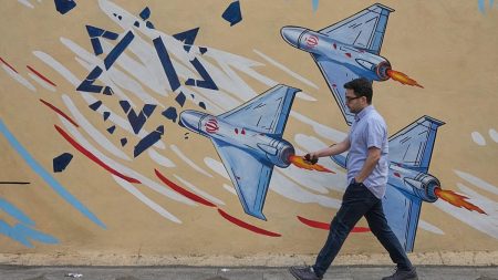 تقرير إسرائيلي: النظام الإيراني يحمي الموالين ويدفع المعارضين لتحمّل الانهيار الاقتصادي