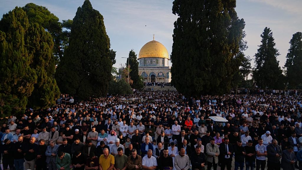 فيديو – نحو 140 ألف فلسطيني يؤدون صلاة عيد الأضحى في الأقصى.. واقتحامات بالضفة الغربية
