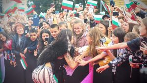 فيديو. الفائزة بمسابقة الأغنية الأوروبية دارا تحول صوفيا إلى احتفال ضخم “بانغارانغا”