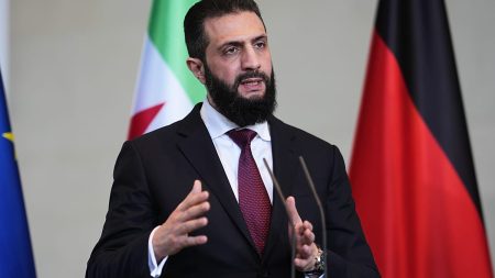 “ازرعوها بلحيتنا”.. أحمد الشرع يحاول احتواء غضب أهالي محافظة دير الزور بعد تصريحات والده