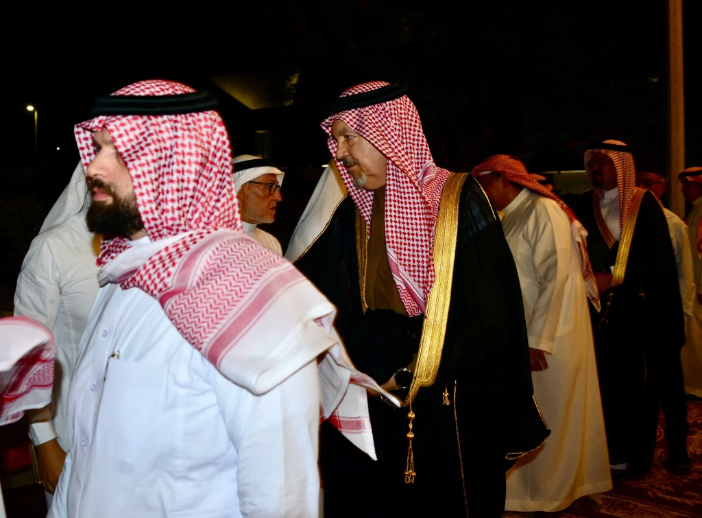 آل حافظ يستقبلون المعزين في وفاة فقيدهم – أخبار السعودية