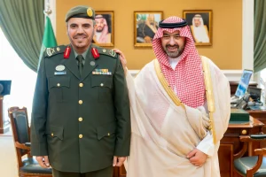 خالد بن سعود يقلّد مدير جوازات المنطقة رتبته الجديدة – أخبار السعودية