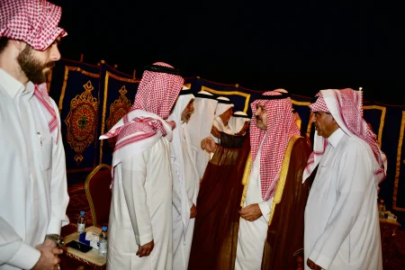 في آخر أيام العزاء.. مشعل بن ماجد يُعزّي آل قطان في فقيدهم – أخبار السعودية