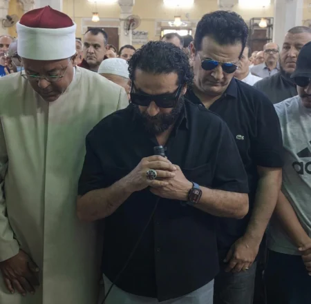 الوداع الأخير.. أبرز مشاهد جنازة والدة أحمد حلمي – أخبار السعودية
