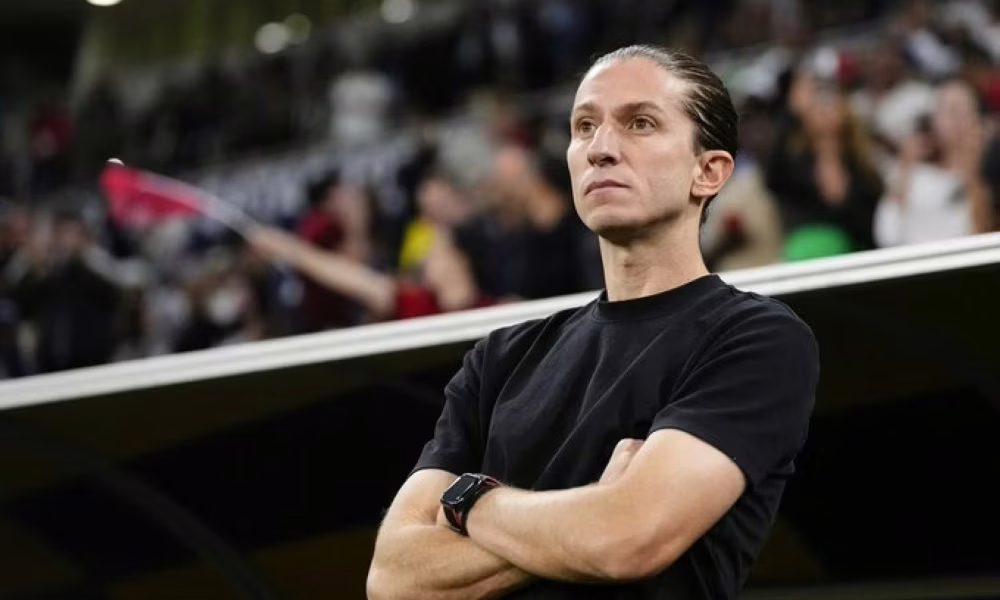 فيليبي لويس باير ليفركوزن: حسم الوجهة التدريبية بعد اهتمام الاتحاد