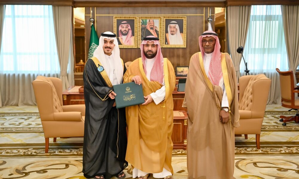 أمير جازان يكرّم إياد لتبرعه بكبده لوالده يوم تخرجه