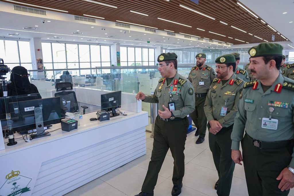 مدير عام الجوازات المكلّف يقف ميدانيًا على سير العمل بجوازات منفذ الوديعة