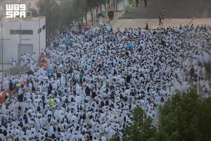 نفرة مزدلفة.. حجاج بيت الله الحرام يسلكون أطول طريق مشاة في العالم