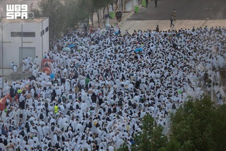 نفرة مزدلفة.. حجاج بيت الله الحرام يسلكون أطول طريق مشاة في العالم