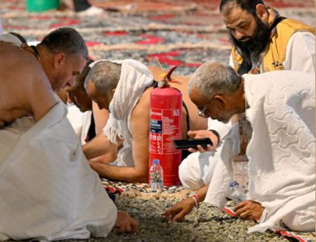 الحجاج يبدؤون جمع حصى الجمرات في مزدلفة وسط منظومة خدمية متكاملة