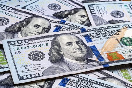 الدولار يستقر قرب أعلى مستوياته في أسبوع