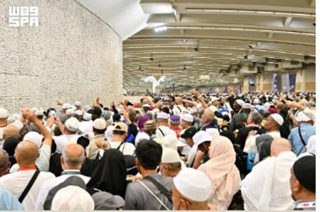 حجّاج بيت الله الحرام يرمون الجمرات الثلاث في ثاني أيام التشريق