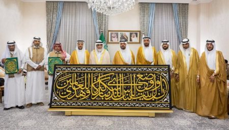نائب أمير مكة المكرمة يُسلّم كسوة الكعبة المشرفة لسدنة بيت الله الحرام