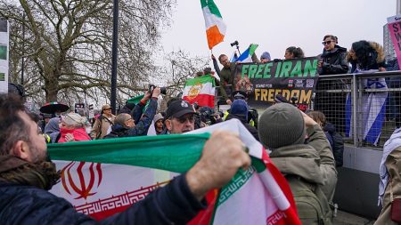 إيران تنفّذ حكم الإعدام بحق رجلين بتهمة إحراق مسجد وتخريب ممتلكات عامة خلال الاحتجاجات