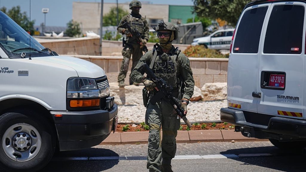 الجيش الإسرائيلي يعلن إصابة ضابط وجندي بانفجار عبوة ناسفة في جنين