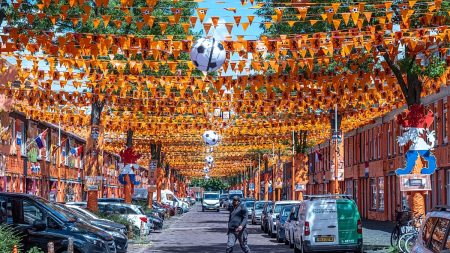 هولندا: شارع ماركتفيغ في لاهاي يتحول إلى طريق برتقالي لكأس العالم