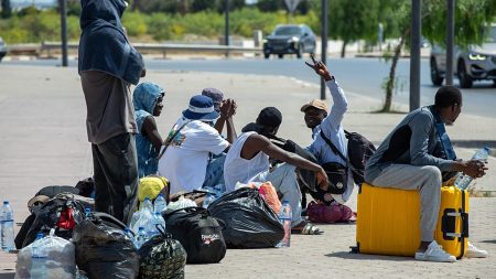 تونس: حين يصبح العنف “سلوكاً مبرراً”.. كيف غذّت الخطابات السياسية مشاعر العداء نحو المهاجرين؟
