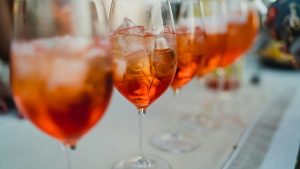 “مؤشر Aperol Spritz”: المدن التي يجب زيارتها للحصول على مشروب برتقالي بأسعار معقولة