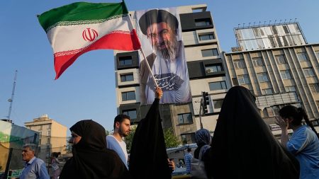 “بزشكيان تعهّد بعدم الرضوخ”.. خامنئي: وافقت على الاتفاق رغم أن لديّ رأياً مختلفاً
