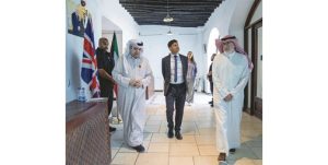 سفير بريطانيا زار «بيت ديكسون» واطلع على جانب من التراث الكويتي – البريطاني
