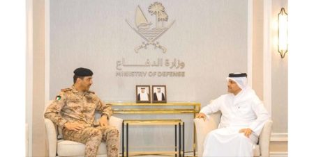 رئيس الأركان ونائب رئيس الوزراء القطري بحثا عدداً من الموضوعات المشتركة