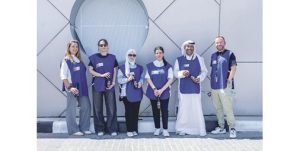 الجامعة الأسترالية تُطلق مبادرة توزيع عبوات المياه الباردة دعماً للعمالة خلال الصيف