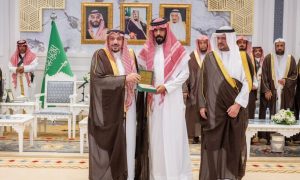 أمير القصيم يكرم مواطناً بعد التبرع بالأعضاء لإنقاذ 4 مرضى
