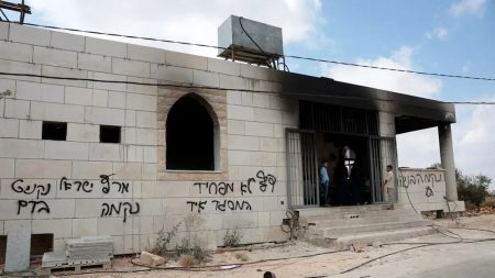 مستوطنون إسرائيليون يضرمون النار في مسجدين ويهاجمون قرى فلسطينية بالضفة الغربية