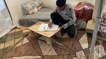 تلاميذ غزة وشهادة الثانوية العامة.. كيف تحدد شاشة الهاتف مستقبل آلاف الطلاب وسط الخيام والركام؟