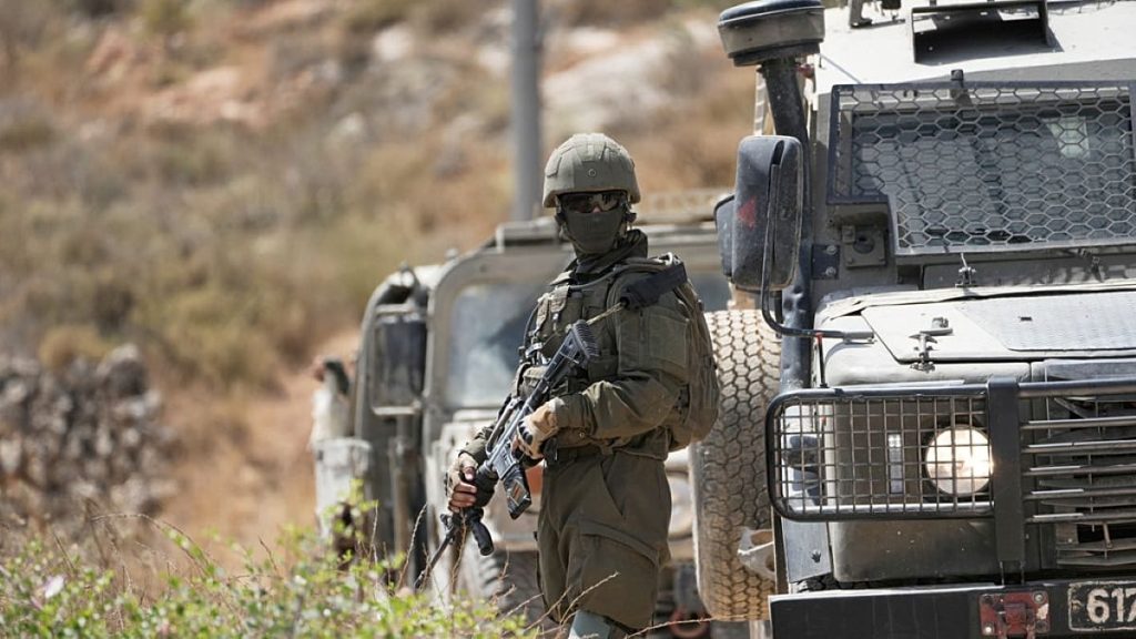 إصابة 8 فلسطينيين في هجمات للجيش الإسرائيلي والمستوطنين في الضفة الغربية