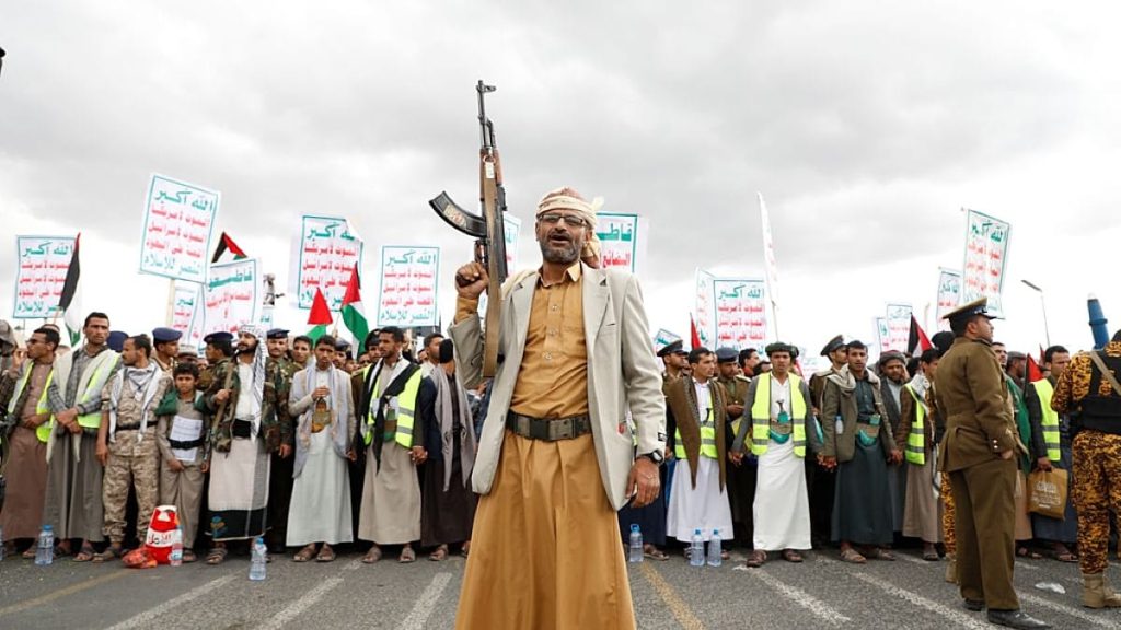 “لا إغلاق لمضيق باب المندب”.. الحوثيون: حظر الملاحة البحرية يستهدف السعودية فقط