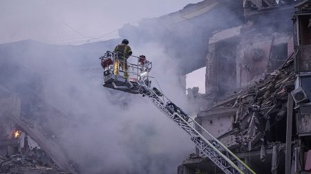 “استراتيجية إنهاك العدو”.. قائد الجيش الأوكراني: روسيا قلصت محاور هجومها وخسرت 6.1 مليار دولار