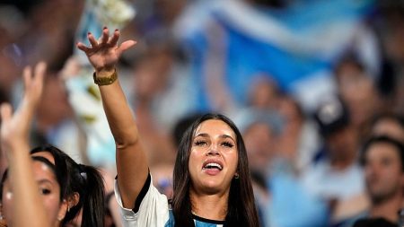 فيديو. جماهير الأرجنتين تتجمع في أتلانتا لاحتفال تقليدي “باندراثو” لكأس العالم