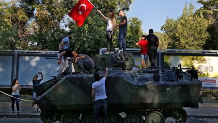 عشية ذكرى الانقلاب.. تركيا توقف نحو ألف شخص على خلفية ارتباطهم بحركة فتح الله غولن